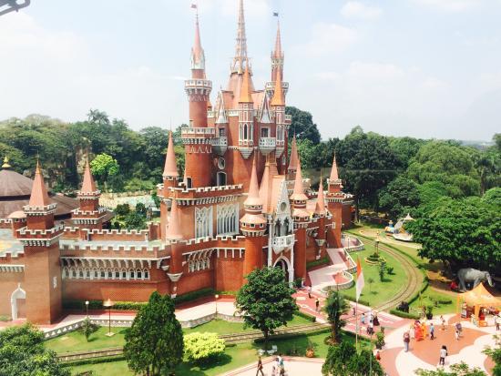 Park en openluchtmuseum Taman Mini Indonesia Indah